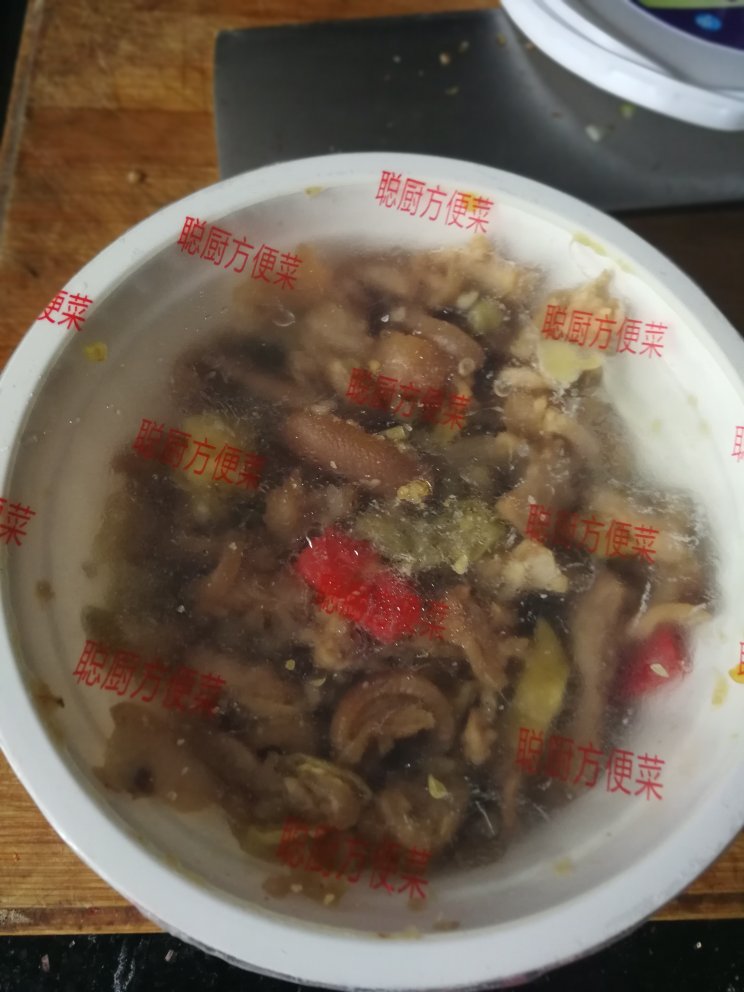 口味还是挺好的,虽然有点辣。我也是加了点红薯粉进去,这个菜就够更多人吃了。