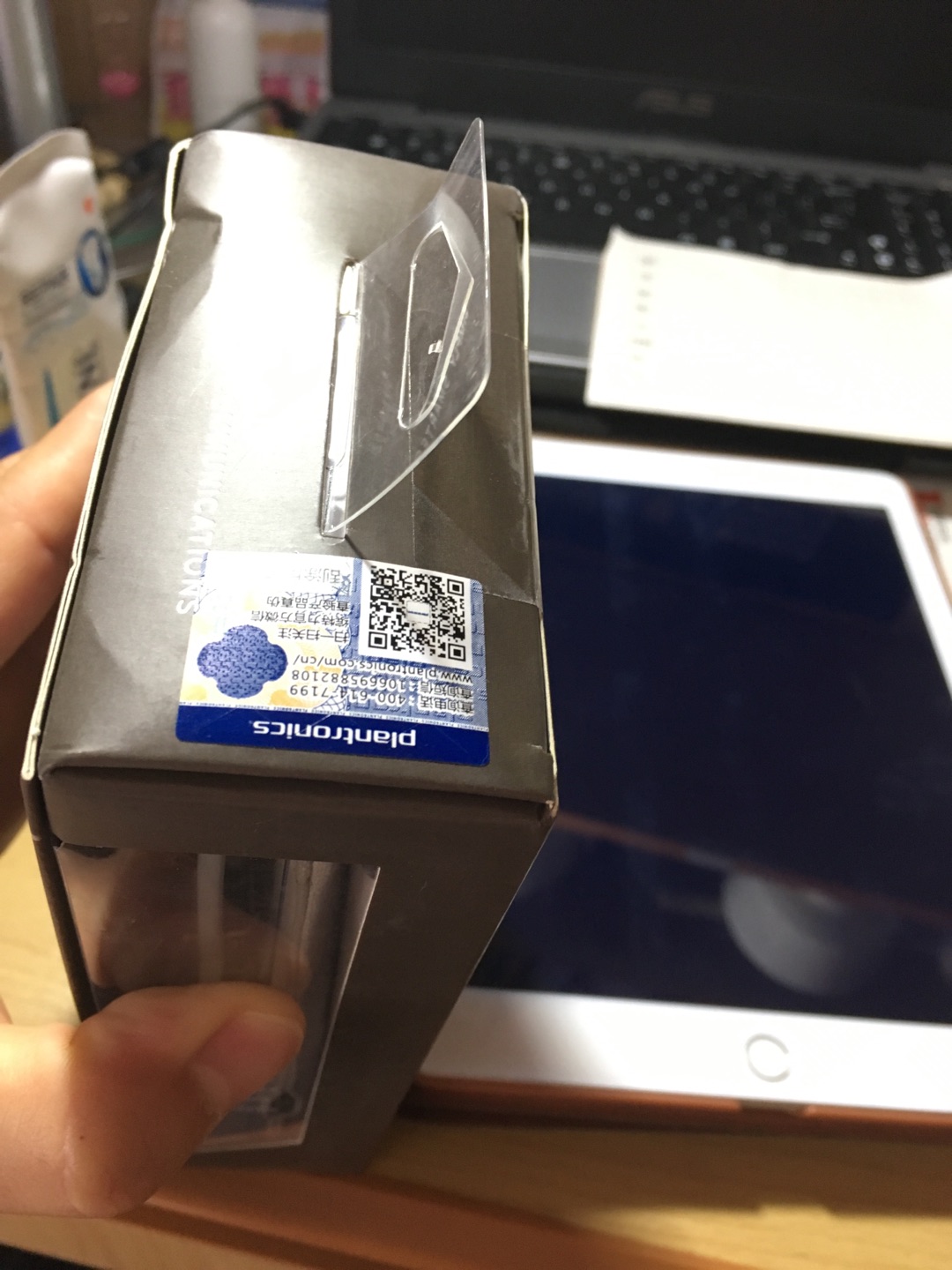 总感觉是二手的 盒子一种被拆封过的感觉 耳机上面还有一点点灰白色的东西 在意料之外呀 本来以为很好的 心理上总过不去!