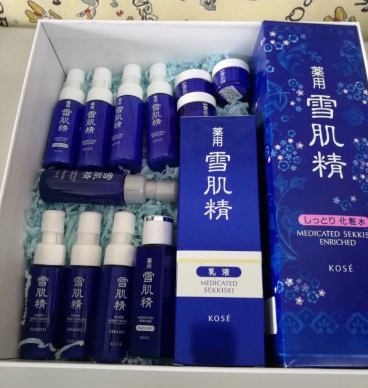 之前一直用雅某兰黛,皮肤居然一直不光滑,昨天雪肌精到货了,马上洗脸敷面膜,擦雪水乳霜,今早发现皮肤居然特别光滑特别清爽。平常上班要擦bb霜素颜霜才感觉能见人,今天就洗了脸擦了雪肌精的水和乳就上班了,照片是纯素颜 ,没有开美颜滤镜。好喜欢好久也没有这种肌肤清爽透气的开心的感觉了。大赞!之前准备卖sktwo的,看来,护肤品不一定要贵的,只要对的。