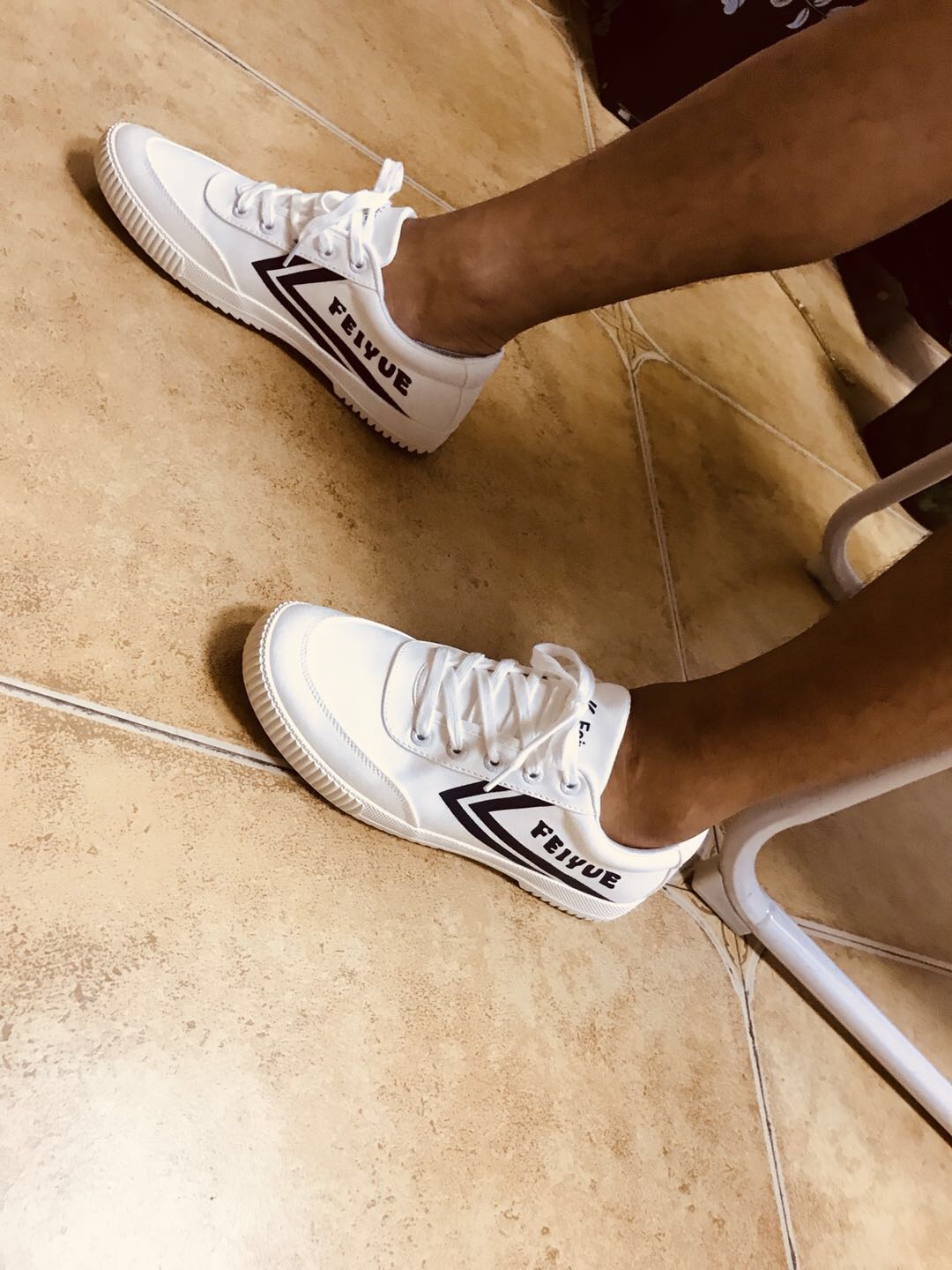 给男盆友买的,他很满意,说外观好看,鞋底柔软舒适。晒个图给大家看看效果~(忽略他黝黑的皮肤,哈哈)