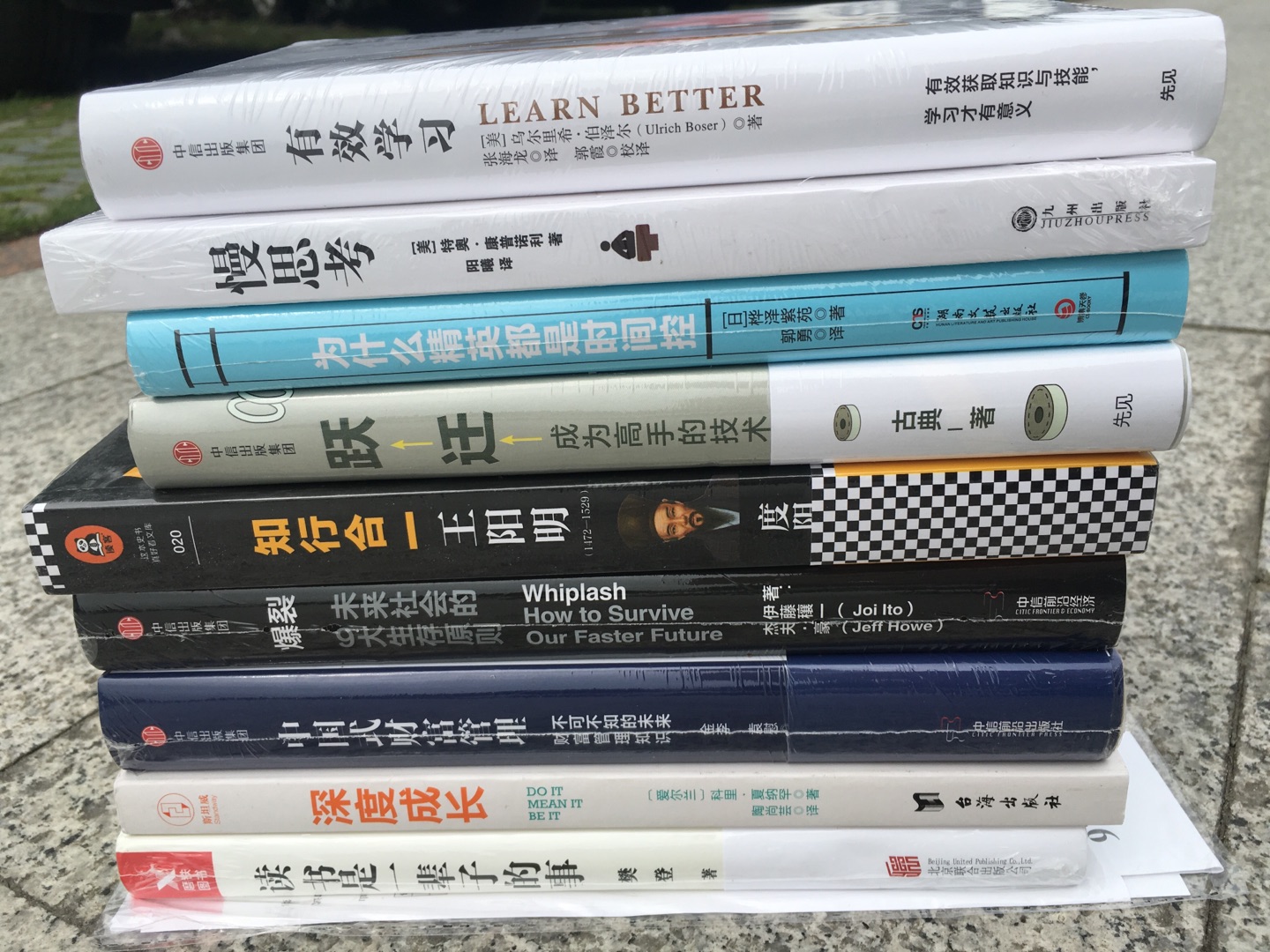 习惯性清书架,读书月买书用了1千元多,618又花了1500元多,这是不是要淘空我每月零花钱的节奏啊!快递服务佳,速度及时,包装到位,纸质白晰,手感舒适,字迹清楚,体验佳。