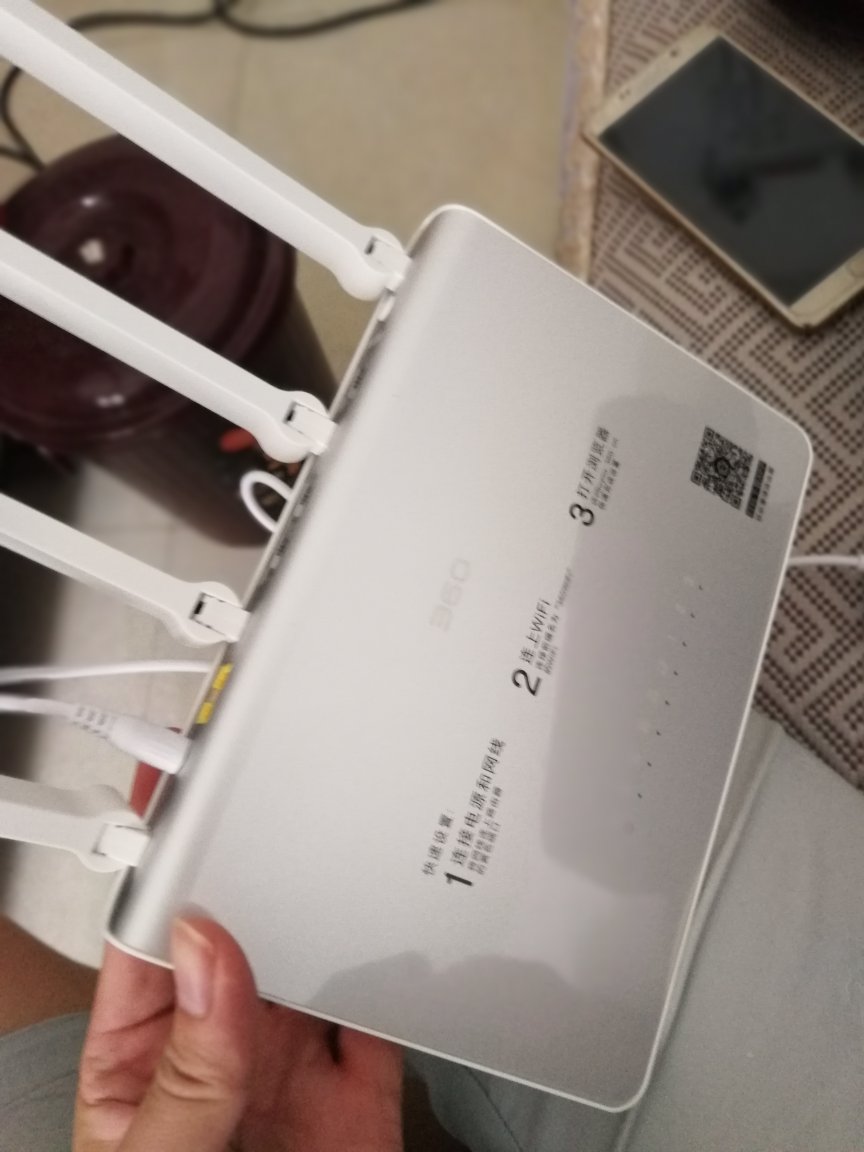 昨晚拍的早上就收到了,我原来用的是P1的现在网络升级到了200M了家里联网设备太多原来的感觉太慢,换了这个以后网速真的上去了,而且还支持双频的,不错!