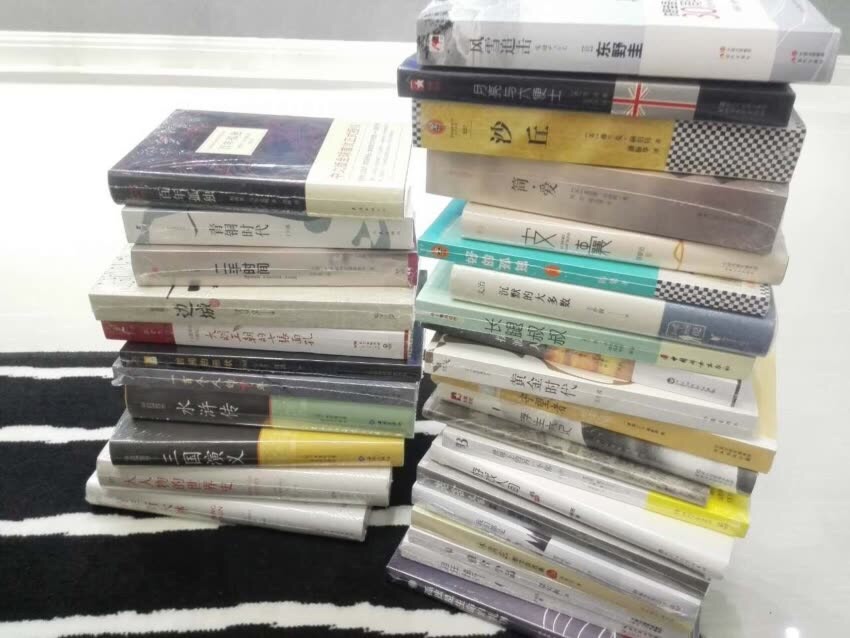 人生其一爱好,看书买书囤书。在已经买了几百本书了。平时工作都在外面“放飞自我”,放假就很喜欢宅在家,在家中的飘窗前,泡上一杯毛尖,或是一壶白芽奇兰,安静当书虫,人生美哉。