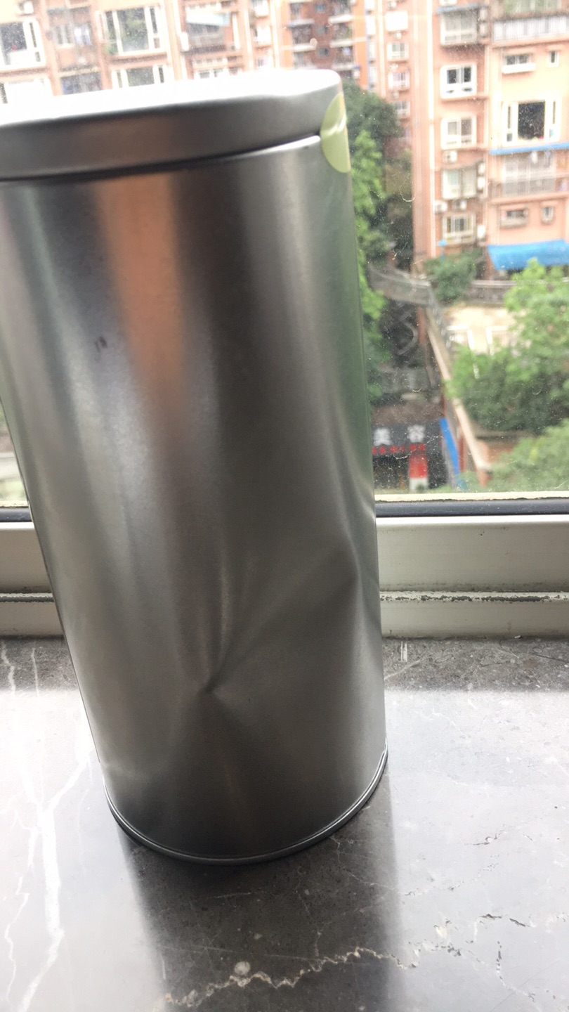 一直觉得物流的商品都是有质量保证的,也一直是的忠实粉丝,今天收到的这罐苦荞茶颠覆了这个认知。首先这罐苦荞茶商标倒着贴,个人感觉就是作坊生产不拘小节了;其次罐体凹陷,个人害怕是废物利用,不敢开罐食之;本不想收货,但因618期间这件商品是拼着其他商品买的就不麻烦了,买个教训吧。