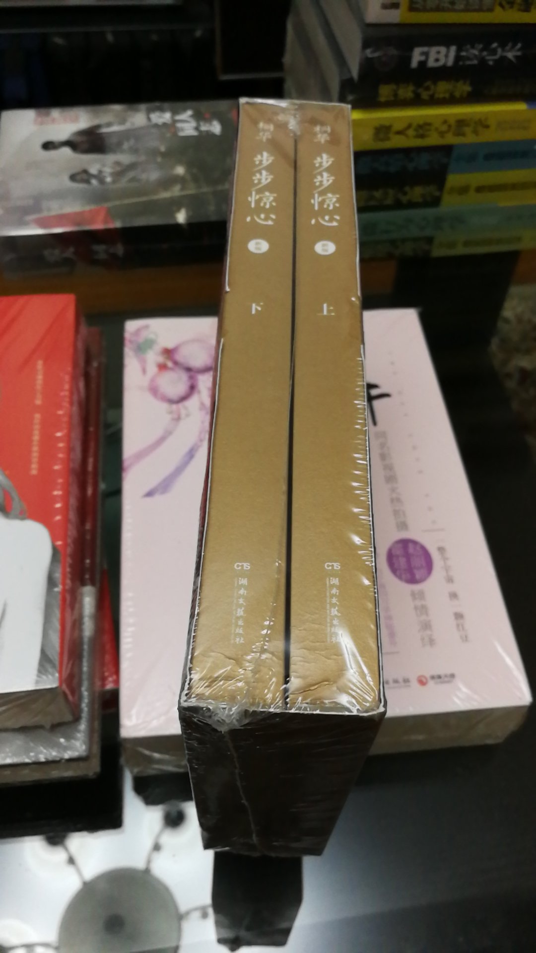 来自资深客户的良心评论:购物上,逐渐深入人心,成为一种生活方式。除了网络购物共有的便利性,自有独到的地方,比如自营商品质量可靠,自营物流配送保证最后一公里服务及时到位,促销活动力度大,自营商品退货免费上门取货,购物纠纷处理便捷高效等等。通过良好购物体验增强客户粘性,出于对品牌的认可,即使部分商品没有价格优势,即使逐渐提高免费配送门槛,顾客也会慷慨解囊。只要拥有庞大的客户群带来巨额的现金流,即便一直账面亏损,也能在资本市场继续存活。商家顾客互利双赢,这才是可持续发展方式。所以支持不断创新,发展越来越好。
