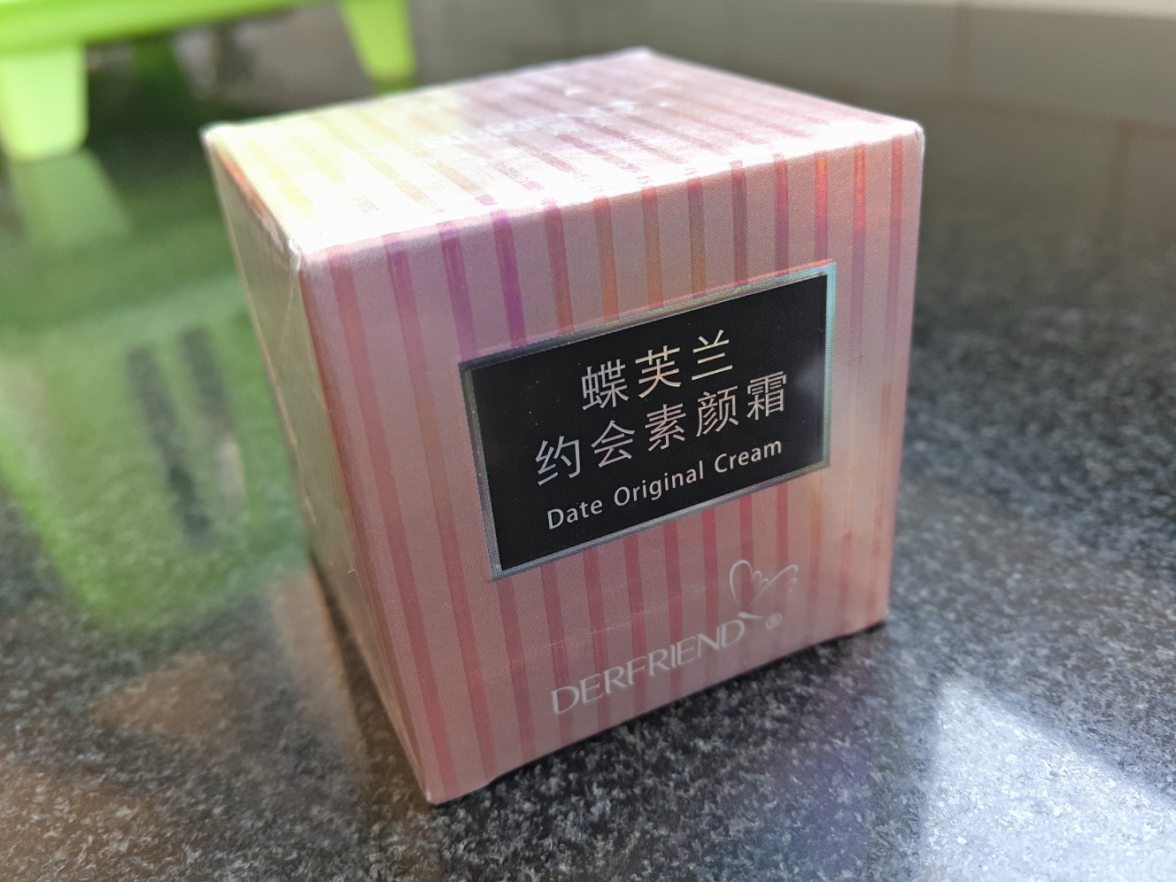 发货和配送超快,素颜霜遮瑕效果好,滋润保湿也好吸收,感觉挺好用。