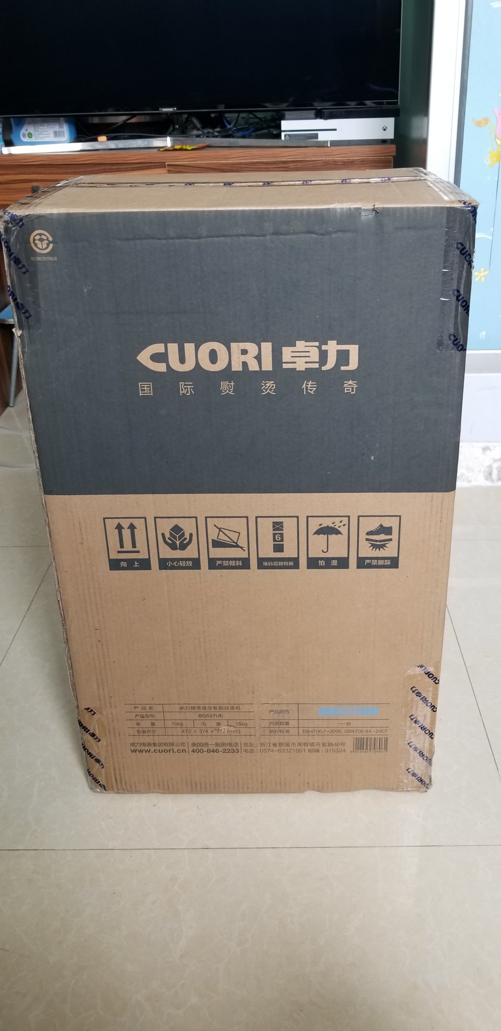 比较了很多同类产品,也着重选中了卓力,第一眼被她的颜值所吸引,不过她的内在更让我在意:1.人性化设计:安装方便,只要轻轻一拉一扣一挂分分钟就安装完毕,在熨烫头上就可以轻松切换蒸汽大小,织物类型等;用脚轻轻一踏,就可完成开关机,自动收线;2.真材实料,高品质工程塑料搭配铝合金,给人沉稳可靠的赶脚;3.简约但不简单的熨烫礼包,每一件都恰到好处。快递不用说啦,一直陪伴,神速,热情,以后网上购物还会一直找。
