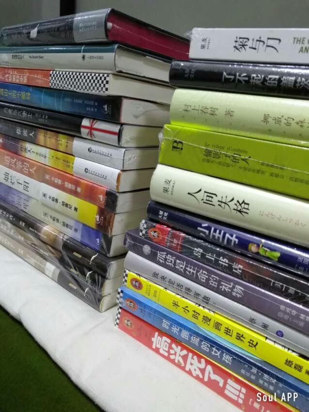 人生其一爱好,看书买书囤书。在已经买了几百本书了。平时工作都在外面“放飞自我”,放假就很喜欢宅在家,在家中的飘窗前,泡上一杯毛尖,或是一壶白芽奇兰,安静当书虫,人生美哉。