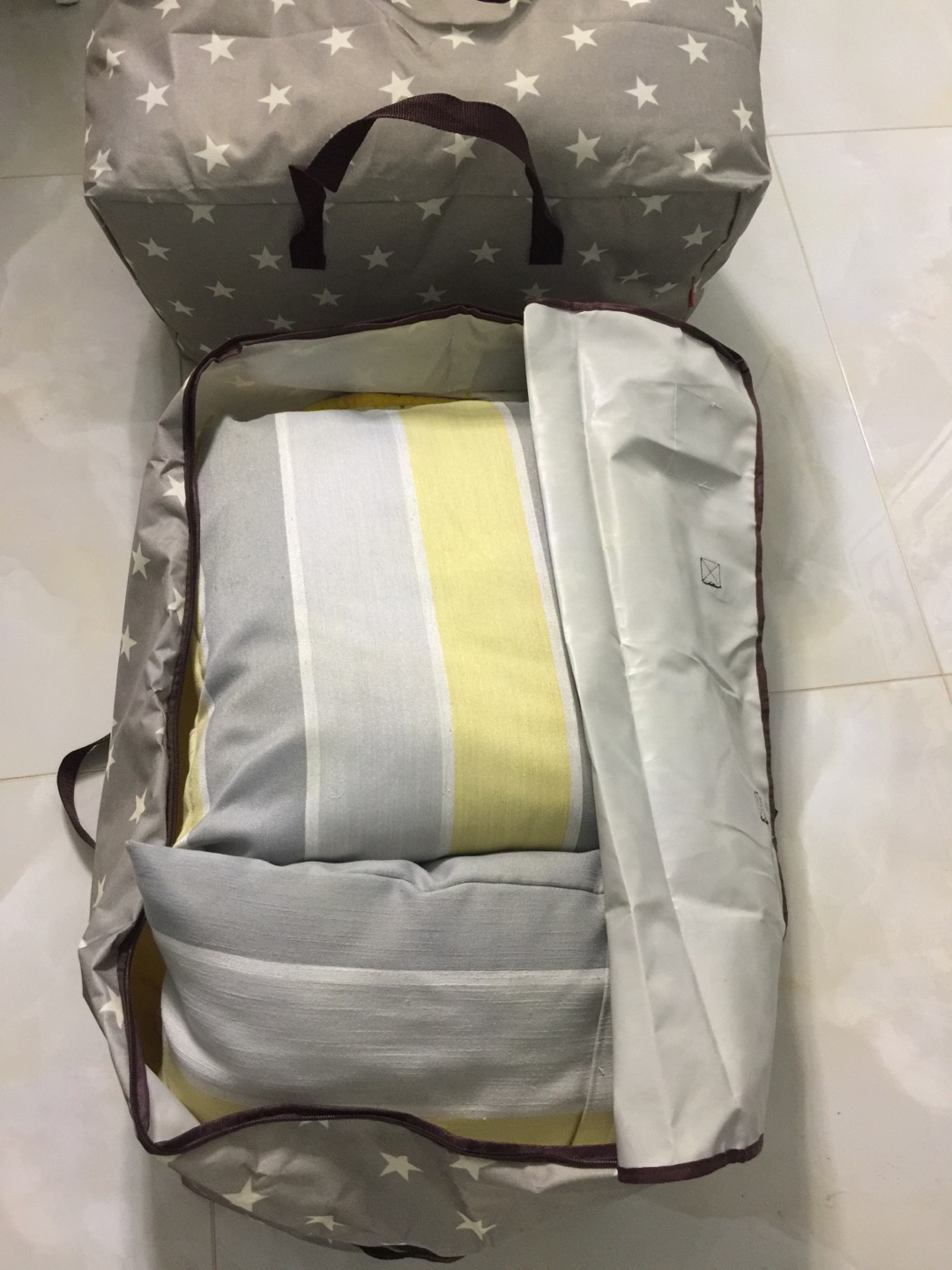 挺方便的,轻轻松松就把闲置的衣物收纳了起来。