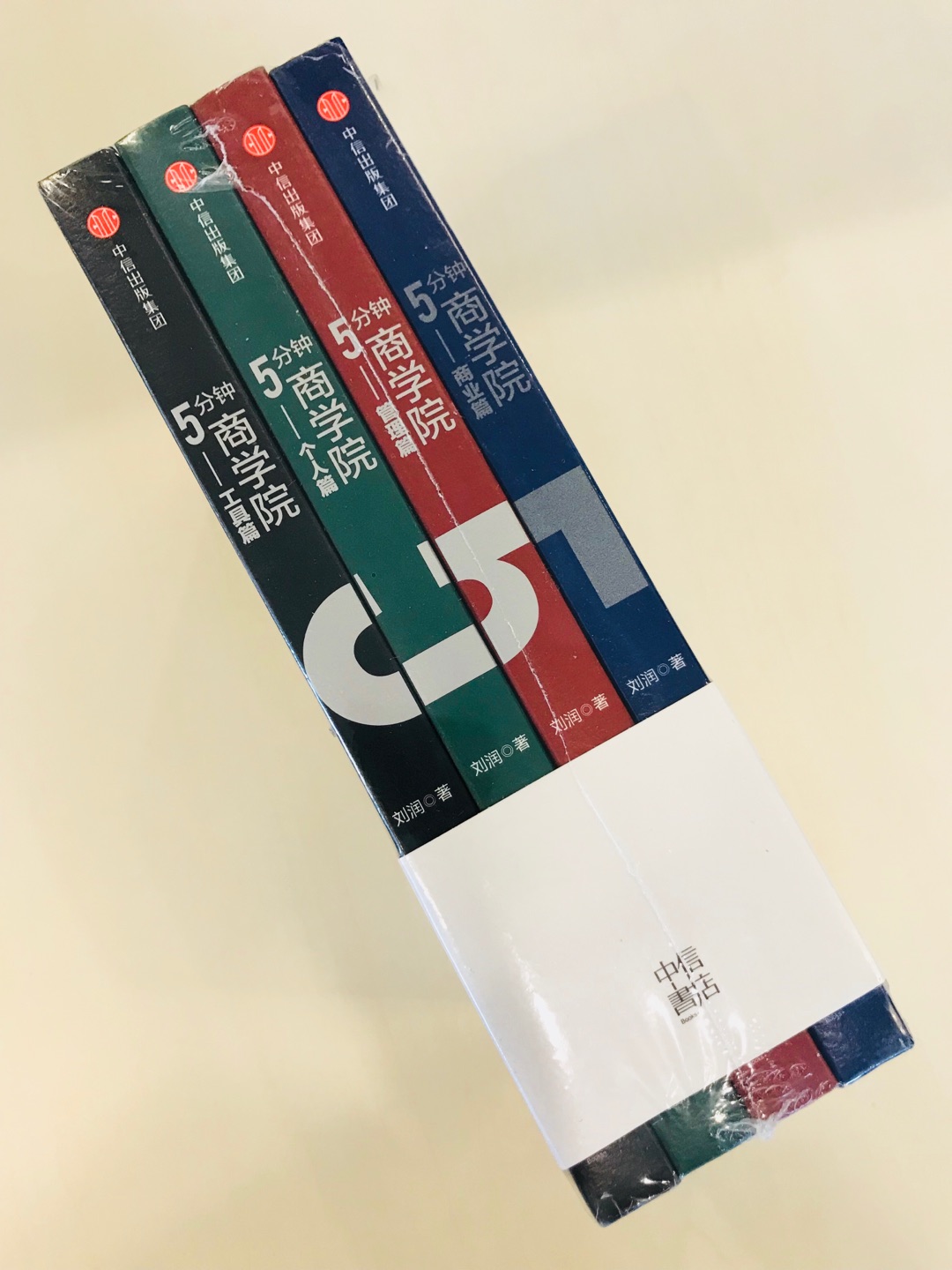 罗胖在逻辑思维里用了十期的音频来介绍这本书,内容真的非常棒,听完一半就想自己来挖原著看了。618,满100-50,非常给力,感谢。