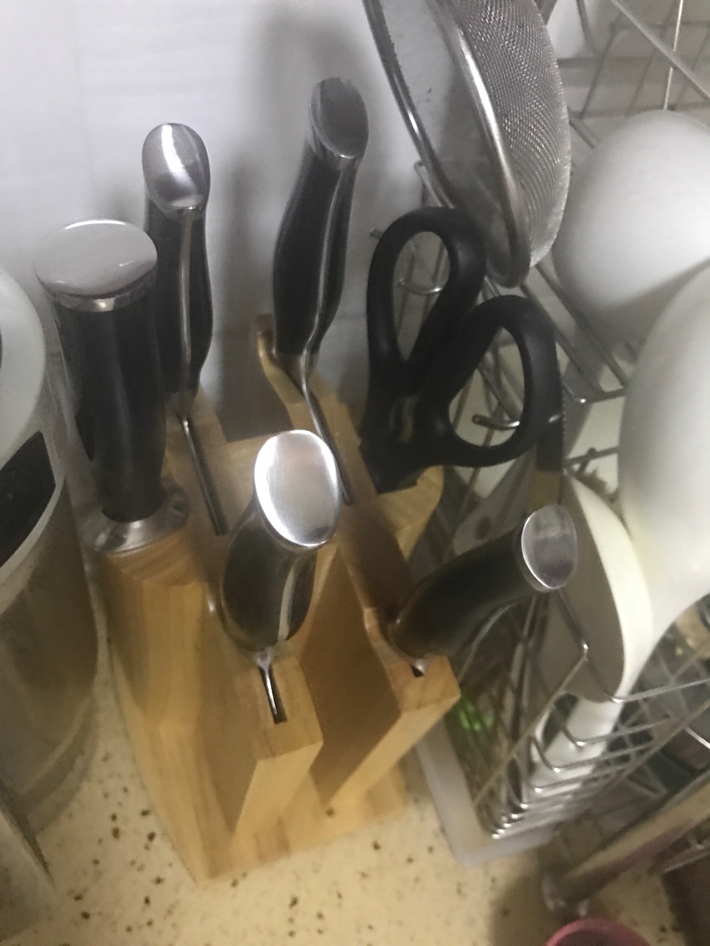 还不错,但大家要注意那个防潮包,在刀座里面