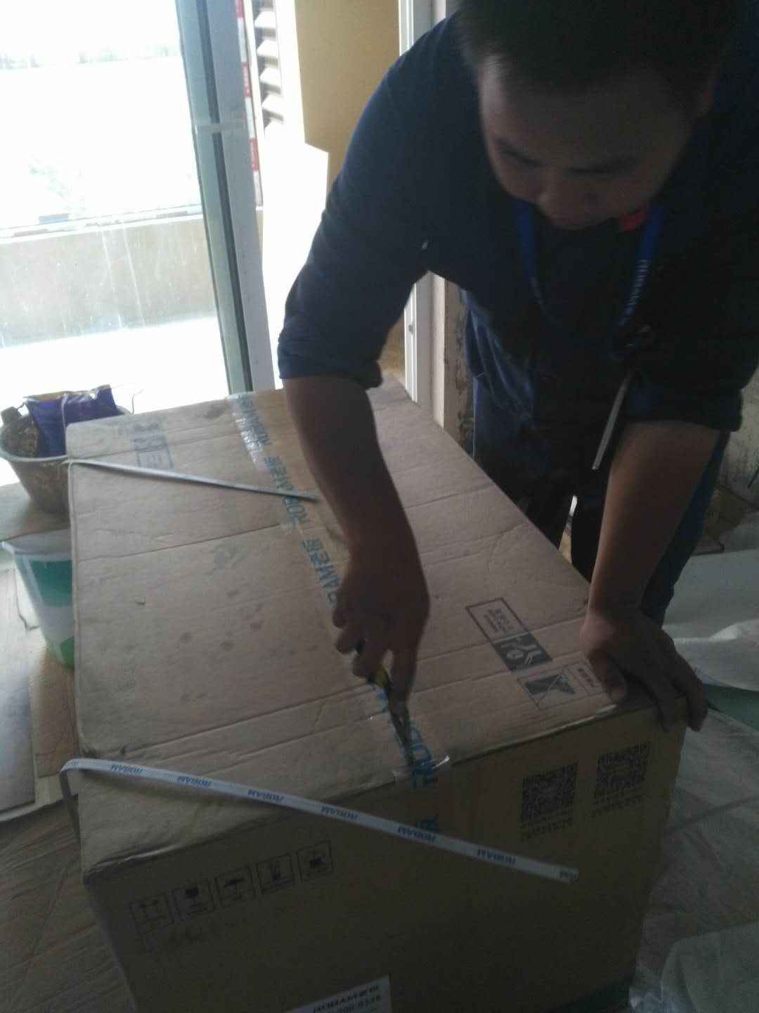 能率是上海好品牌,我们是上海人,理应买它。但安装师傅还未到家,打电话就讲要收三丶*元,来家后一进门,先谈价钱。我说应该有封顶线。他讲现在规定没有封顶线,用多少算多少。结果收了*元。物流也不好,上午9:20分打电话说送,结果等到晚上6:10分还不送。