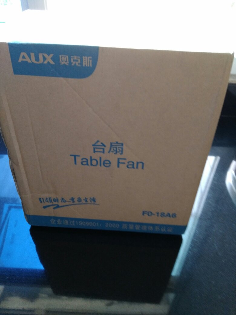 买家电上买的就是服务和质量。自营的比其他店贵*元,和还是选择了他家的。包装就是箱装产品包装,全新产品,看上去还行,拆开来试用了风力还可以挺大的,噪音肯定是有的,就是放床上稍碰到就往后倒,提起来也有往后倒的感觉,再上网看下产品和实物有区别,图片介绍的散热孔和一体化后脚不同,我这台散热孔没有洞的,也没有后脚,不知道是不是有两个版本,但愿散热没有问题,毕竟是买给小孩用的,安全最重要,后面我用胿胶门夹来固定让它没那么快后倒,上图