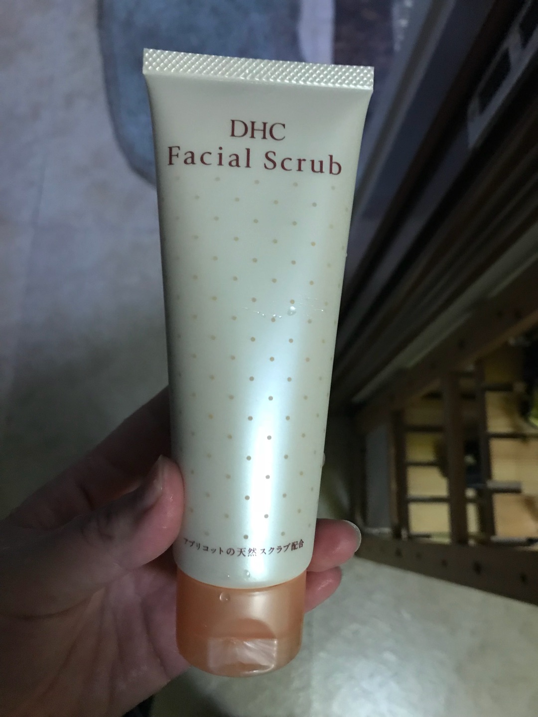 有个还没打开,洗面奶是磨砂的,就和很多小沙粒一样,磨砂,还可以满意