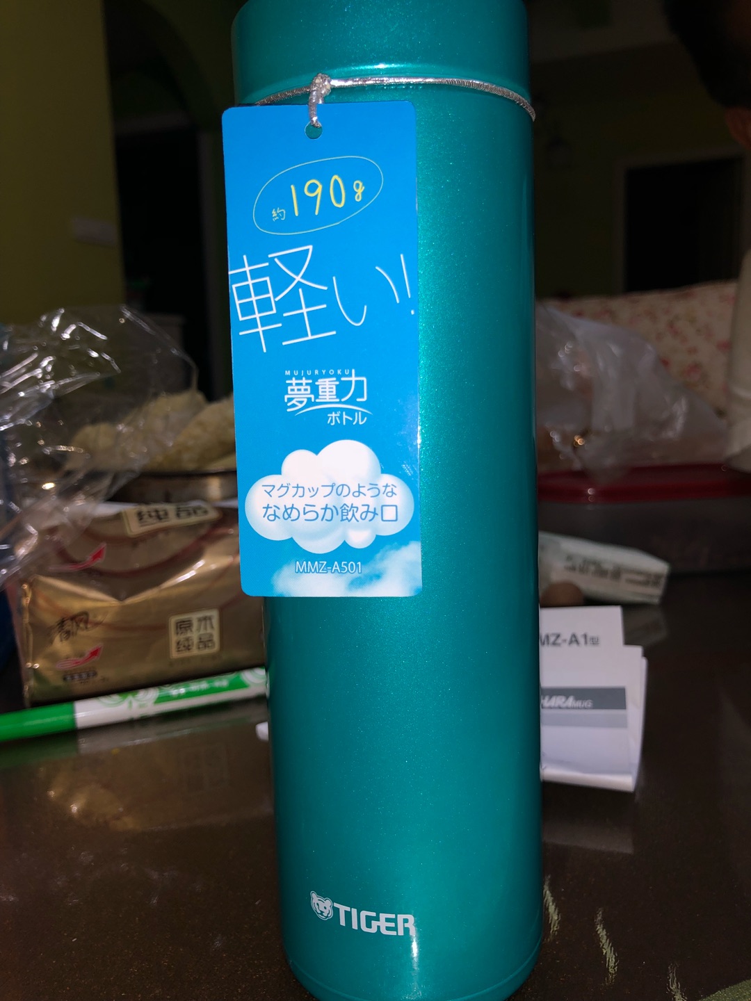 轻量化杯子携带轻便,颜色比图片深,个人感觉女孩适合点