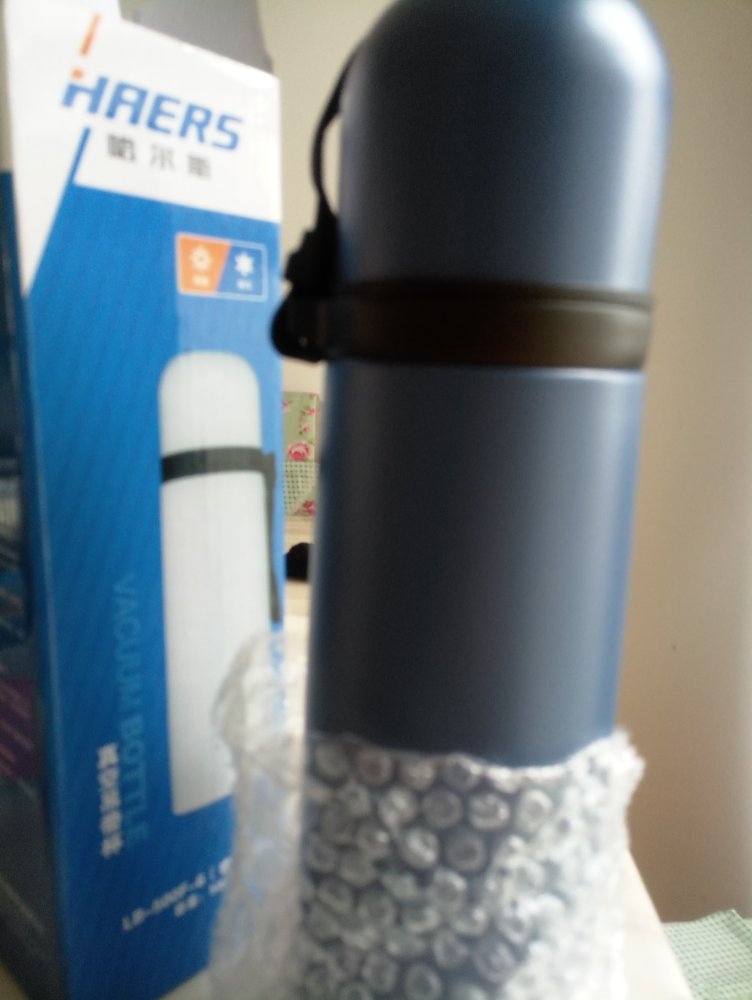 保温杯外观看起来还不错,就是刚买回来还是有股味道,放在外面吹吹,用水多冲几次再用。保温效果还没试。。。。