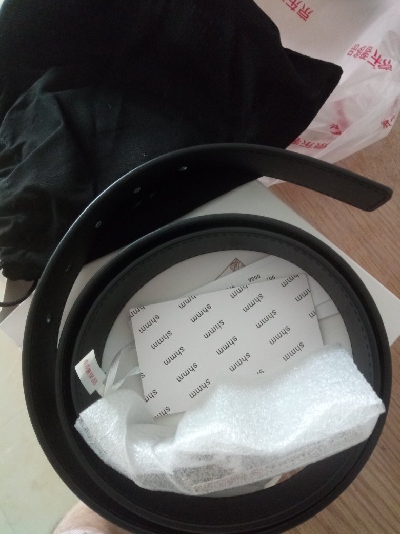 物流很快,皮带时间压在库里应该很久了一股味。奢侈品居然就是一个袋子装着送过来的。