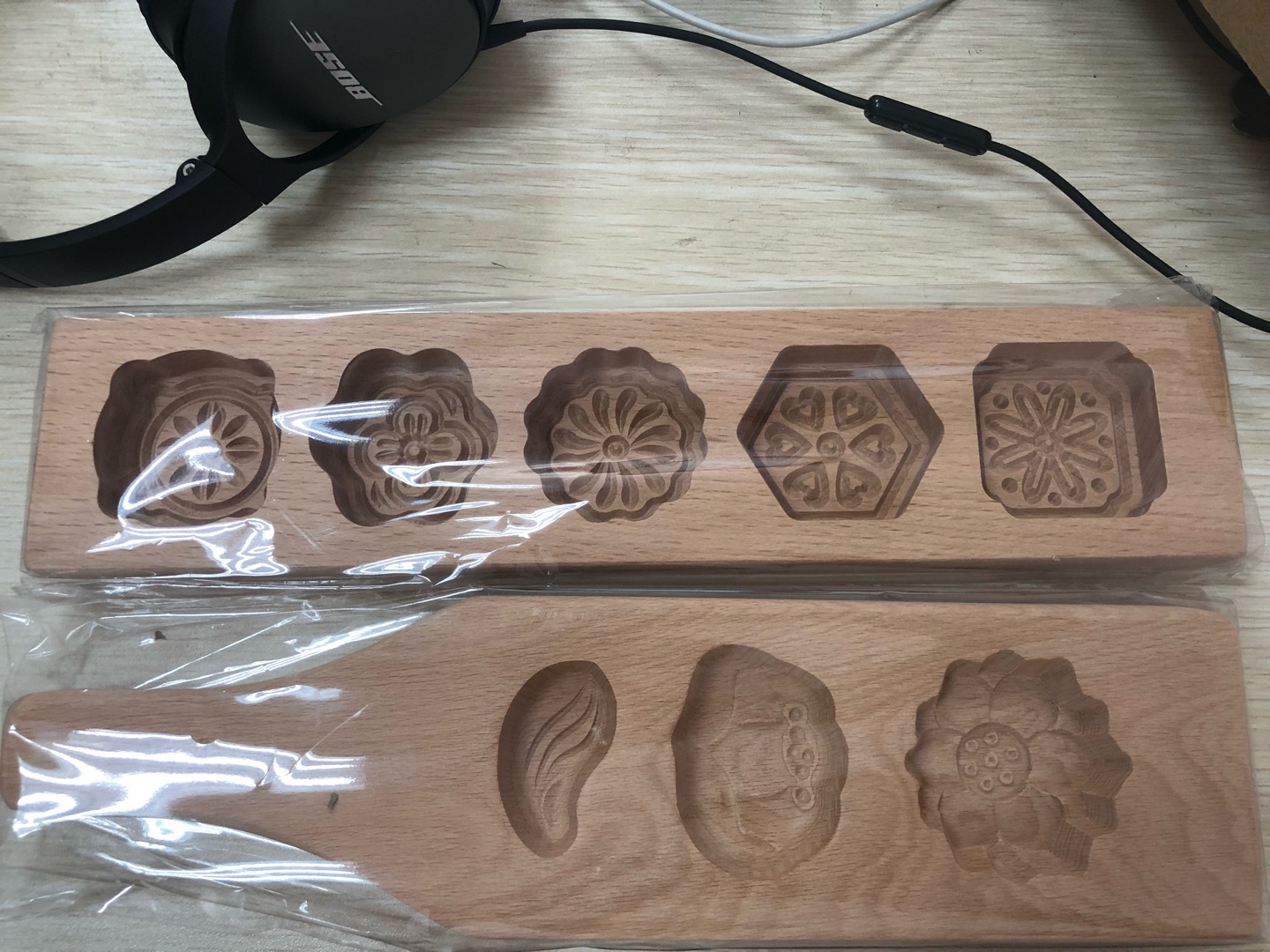 拿到手感觉蛮厚重的。但是花体比想象中小很多。半径估计只有正常月饼的一半
