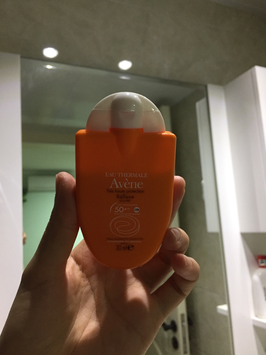 首先包装很奇怪,连个封口的东西都没有,其次外包装有点脏也有点破损,还有就是分量,确定不是别人用过的吗?我以为大品牌会靠谱一点,但是这次购物就感觉像是上当受骗了一样。最重要的是,说是适合敏感肌的,可是涂在脸上是火辣辣的疼,以为是肤质不适合,但是看了其他买家的反馈,情况跟我差不多。非常糟糕!!本来想退货,但是送的喷雾包装被我撕掉,退不了,只能算了。那么多好评不知道怎么来的。