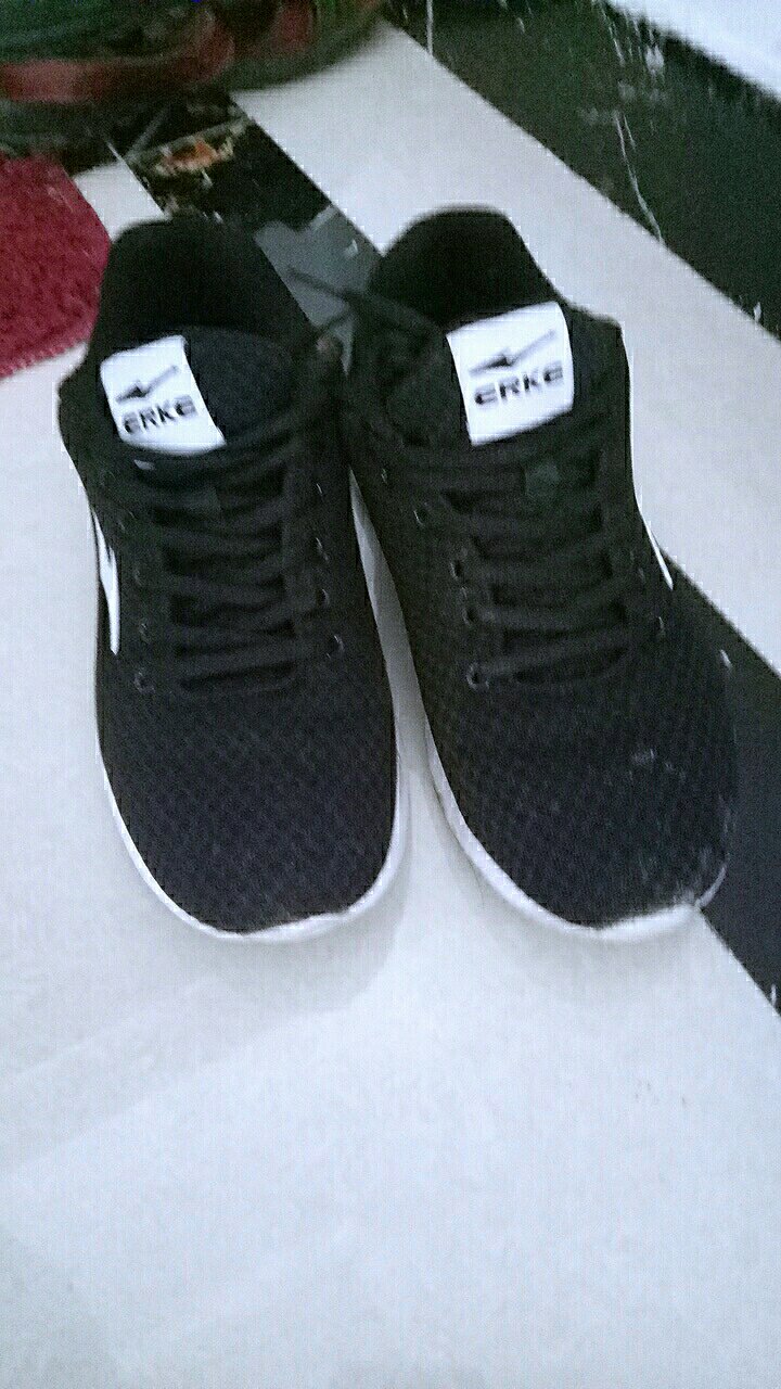 喜欢在上买东西,速度够快,退换无忧。鞋子很好,穿起来非常舒服不臭脚,都穿了快一个月了,质量很好