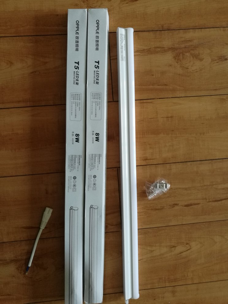 原来的灯管坏了,买来这个直接装上,LED节约电又亮度高,超级棒!