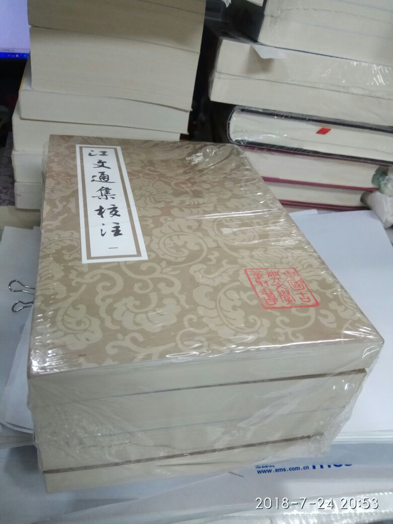 从小就热爱历史和文学,高二全省统考得满分,但高考不得不为生计选择销售专业。大学毕业后数年打拼,终得闲钱能满足自己的喜好。悲哉,乐哉?然此即人生也……