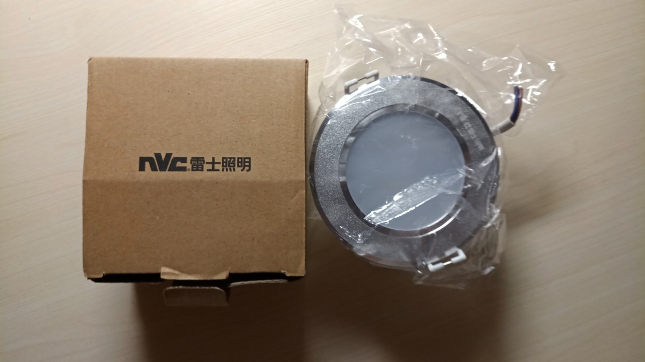 雷士也算是是老牌子了,趁618活动买的,看起来质量还不错!不小心多买了一个,可惜店家居然没有运费险,让我也不方便再退了,这让人有点不爽!