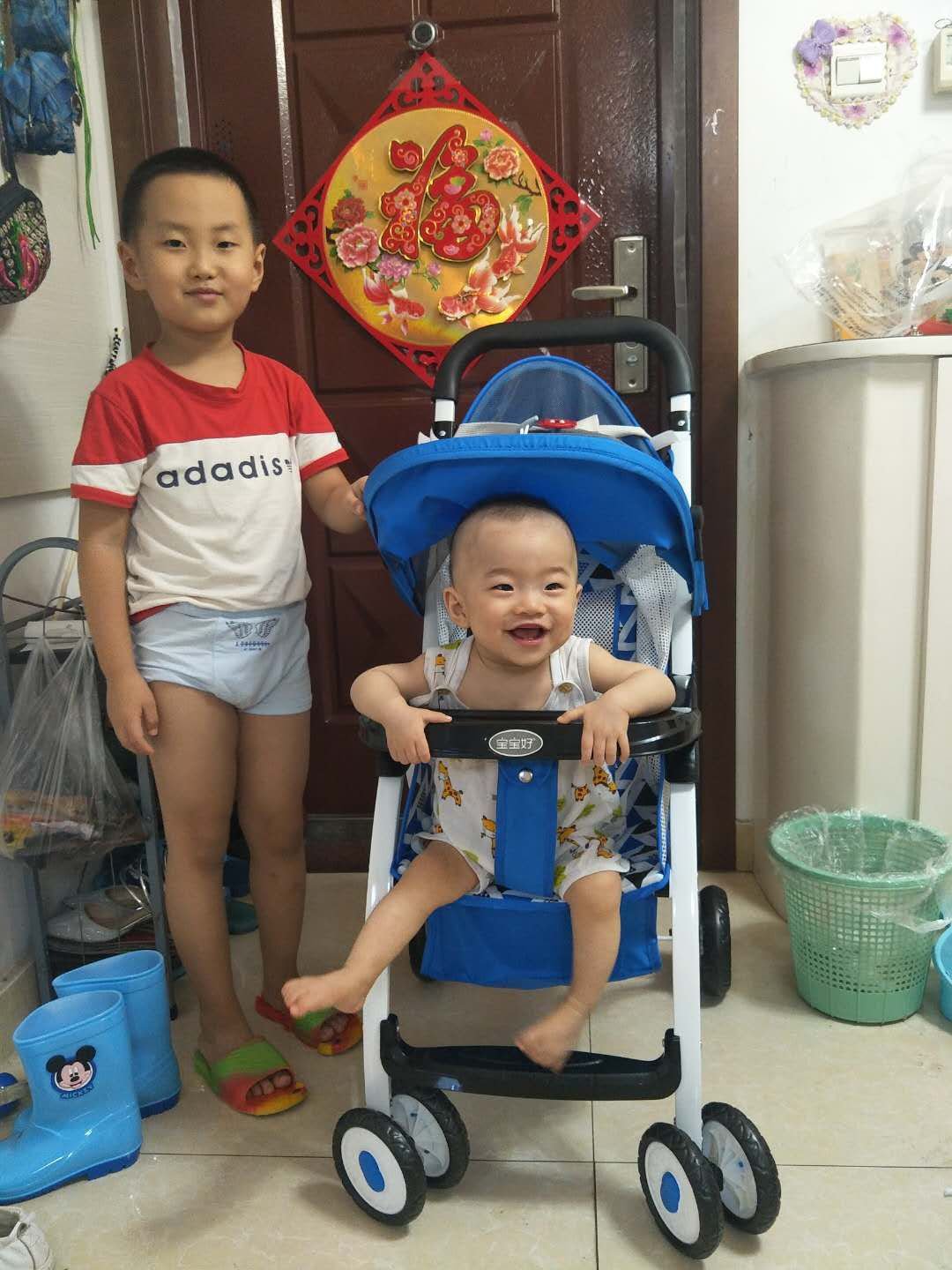 好漂亮的小车 孩子非常喜欢,当天拍了当天就收到了。这下老妈可以推着孩子出去玩了,非常满意