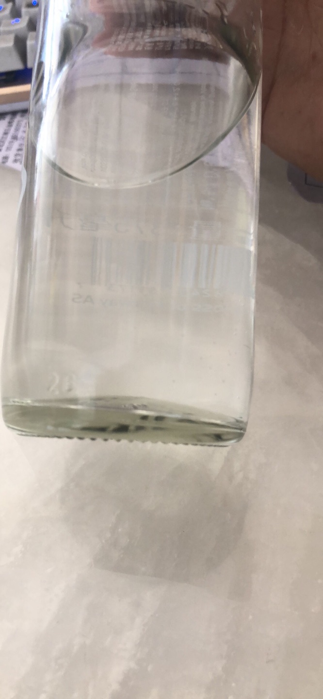 水质纯度测出来20适合直接饮用,摇晃还有氧气泡,唯一不满意的瓶子的玻璃太差了,歪瓜裂枣的,瓶子的中线歪的,瓶底厚薄不均匀,对不起瓶里的水,瓶盖塑料的看起来也很劣!可惜了这么好的水