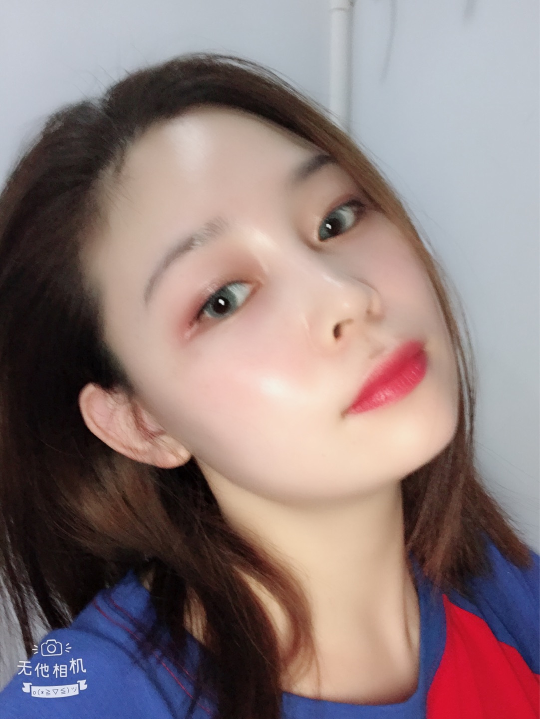 这种颜色美瞳只适合酷酷的装扮,不过真的很好看,带上也不难受,就是容易干 过两个小时就要滴滴
