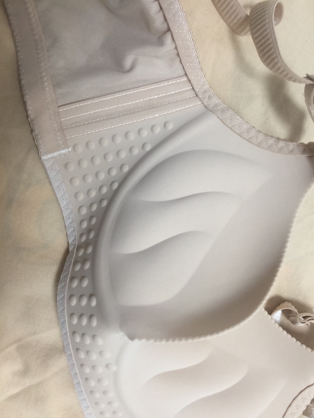 很好的商品,质量不错穿了舒服关键价格也不错。