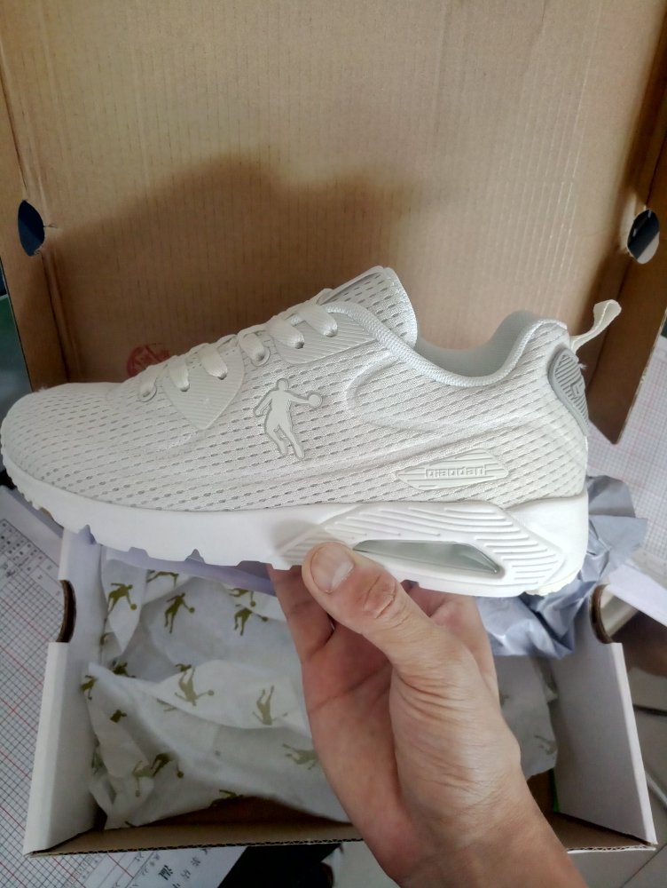鞋型很漂亮,颜值高,专程从上海仓调的货,物流不是吹的,神速,买完就涨价了,老婆试了大小很合适,一点不比其他大牌的差