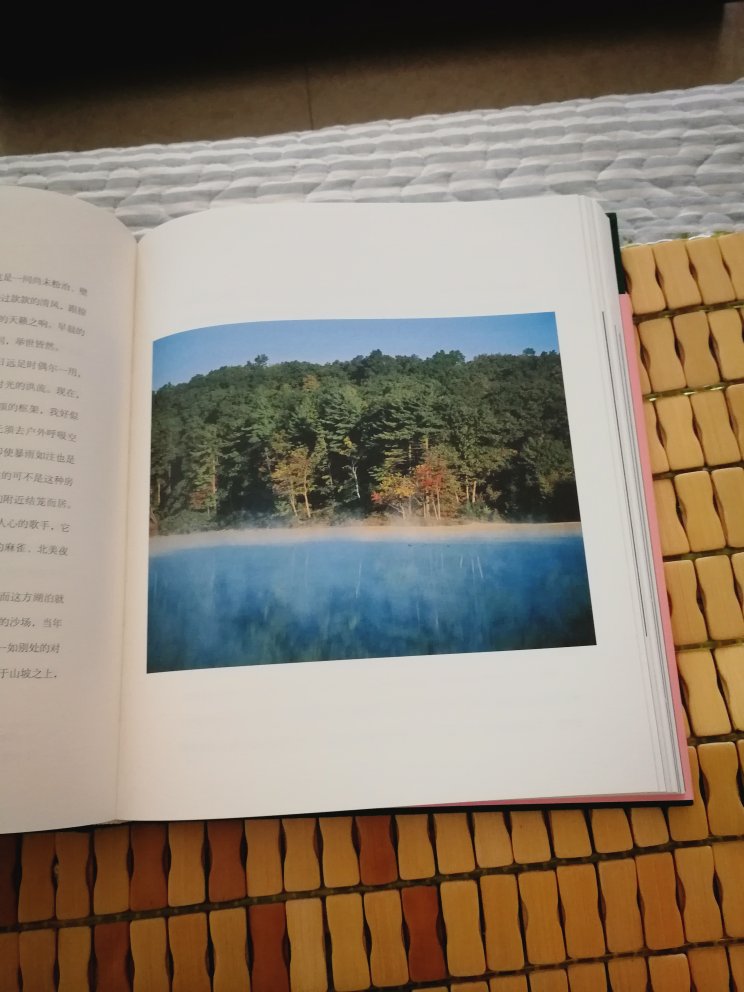 书很精致,很好,大开本,字体也够清晰,彩页里的景色也很美,也许因为发货慢所以送了包包做补偿吗?很喜欢。就是开始没货,调货过程太慢了。不过对于美好的东西等待是值得的。
