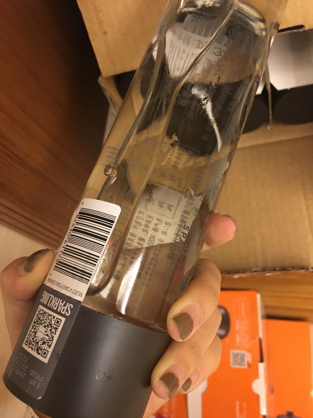 买了两盒。喝完第一个今天打开第二盒,竟然漏水?水从哪里来的?质量还有保证吗?吓得我不敢喝了