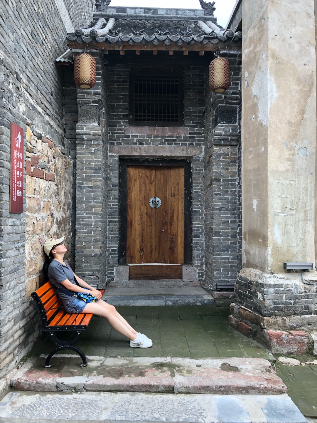 复古小白鞋,还不错上脚挺舒服的,赞一个,速度快。