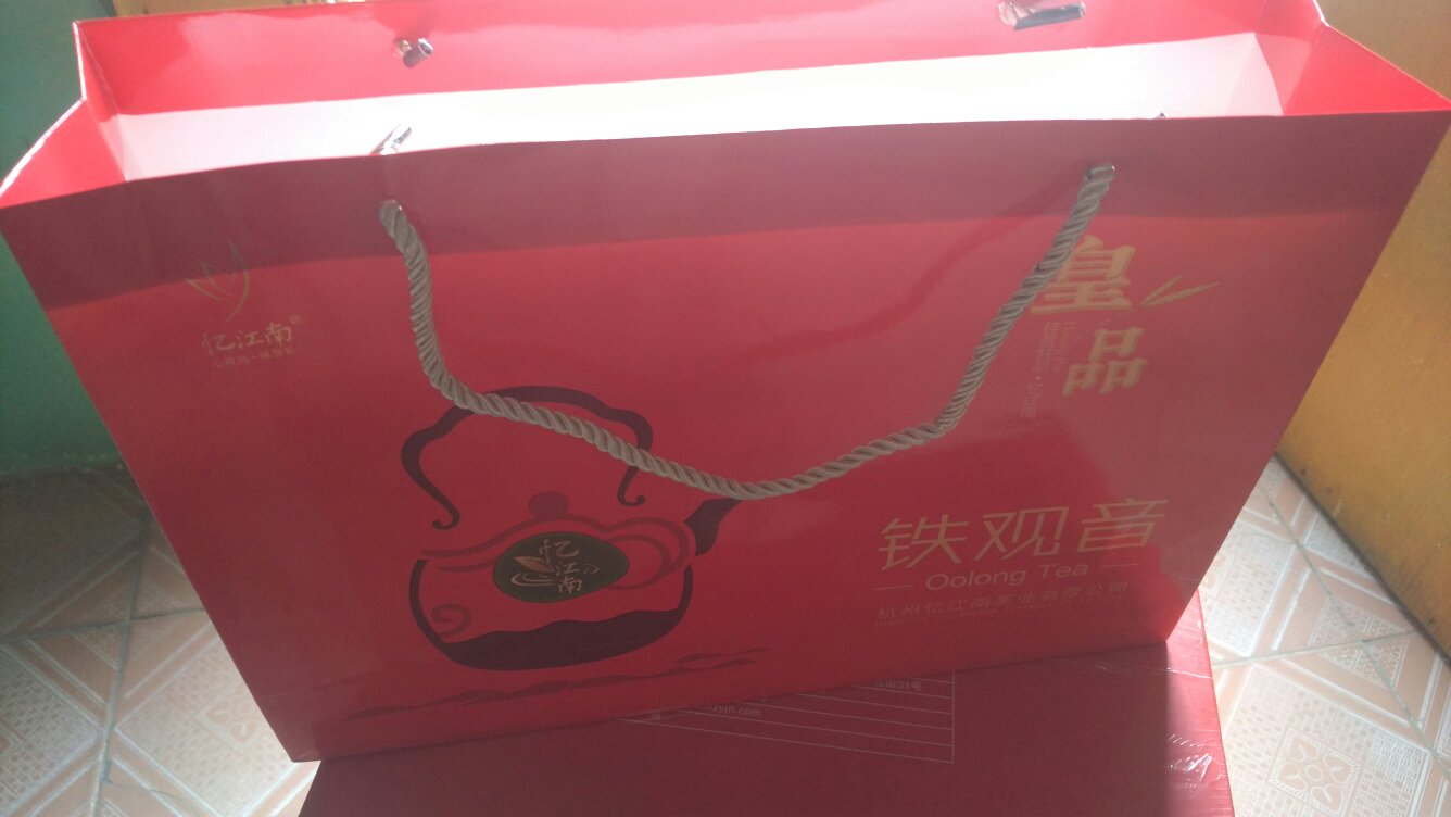经常网购,总有大量的包裏收,感觉写评语花掉了我大量的时间和精力!所以在一段时间里,我总是不去评价或者随便写写!但是,我又总是觉得好像有点对不住那些辛苦工作的卖家客服,仓管,老板。于是我写下了一小段话,给我觉得能拿到五星好评的卖家的宝贝评价里以示感谢和尊敬!首先,宝贝是性价比很高的,我每次都会先试用再评价的,虽然宝贝不一定是最好的,但在同等的价位里面绝对是表现最棒的。送货速度快,配送员服务态度好,每样东西都是送货上门。希望能再接再厉,做得更大更强,提供更多更好的东西给大家。为的商品和服务点赞。