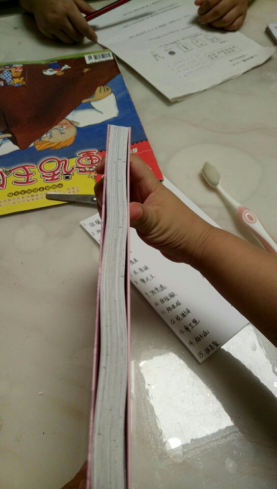 我也是对无语了,一个好的箱子都没有吗?上次买的书箱子也是破的,有本书有点划伤了,我就算了。这次是帮女儿同学一起买的边角好多都刮了,还有泥水印。没好箱子也拜托你们打包的好点啊