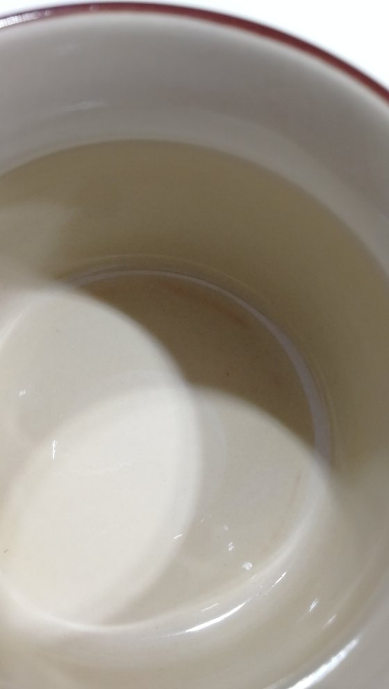 杯子挺好的,图案很萌,上面的黑色的小点点是凸起的,摸着挺舒服,杯子里面颜色深一点,耐脏一点,口大深度合适,易清洗,整体大小适中,而且很厚实,微重,放办公室喝咖啡挺好的,但是,缺点也是有的,首先封口贴贴了两层,里面一层是被撕开了的,所以应该是退货或者换货的,膜不难撕,就不能瞒着我换张膜,其次杯盖有点儿小瑕疵,有一块釉不匀,把手那儿也有点儿,不过没影响,最后杯子里面有灰,说明应该是没用过就直接退货了,都不是大问题,总的来说挺满意的,杯子挺喜欢的,希望以后更注意细节,毕竟是要喝水的,虽然会清洗干净,但是刚拿到还是会有点儿膈应