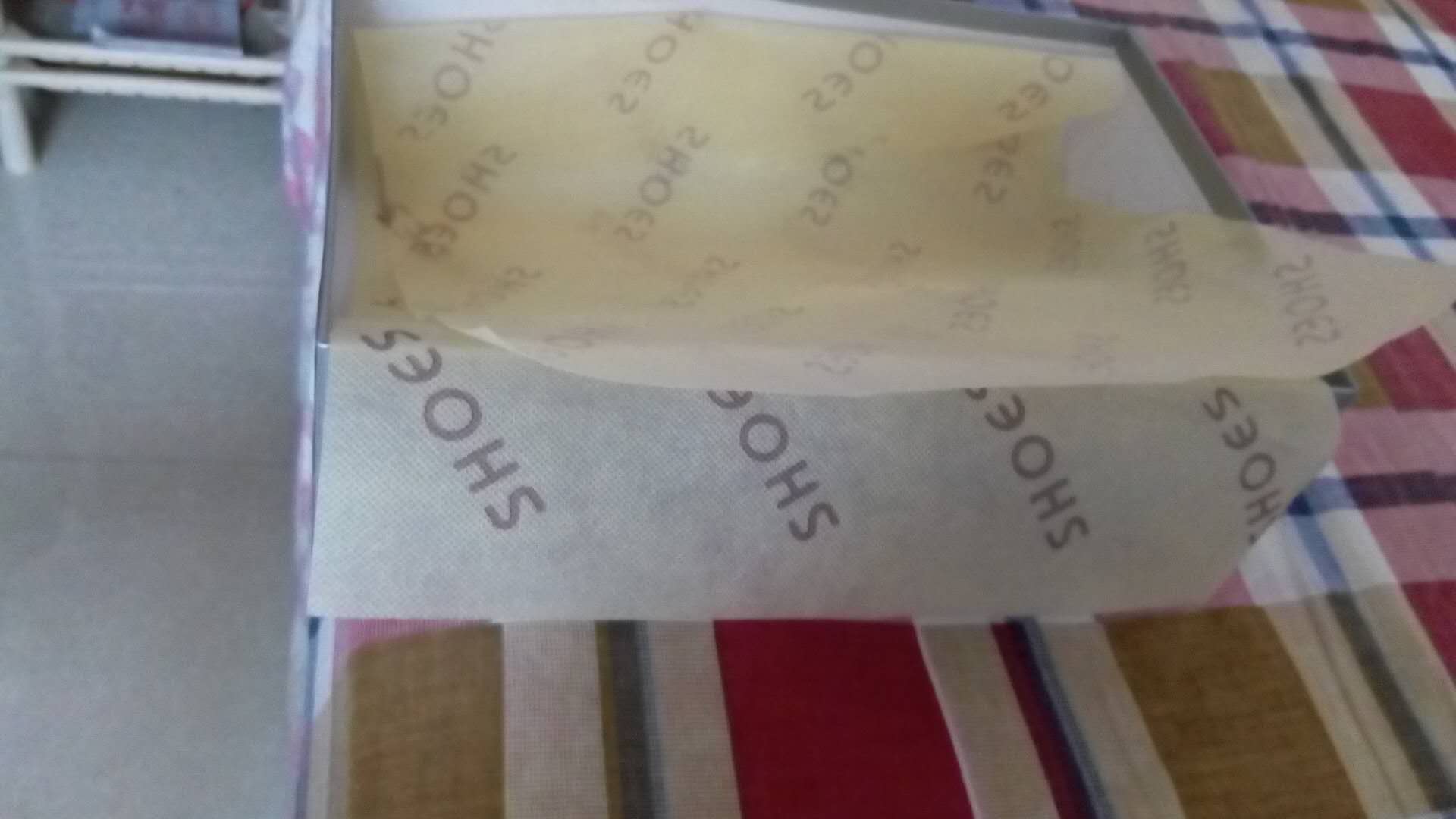 皮质很好,柔软,鞋底耐磨,穿着很轻便。
