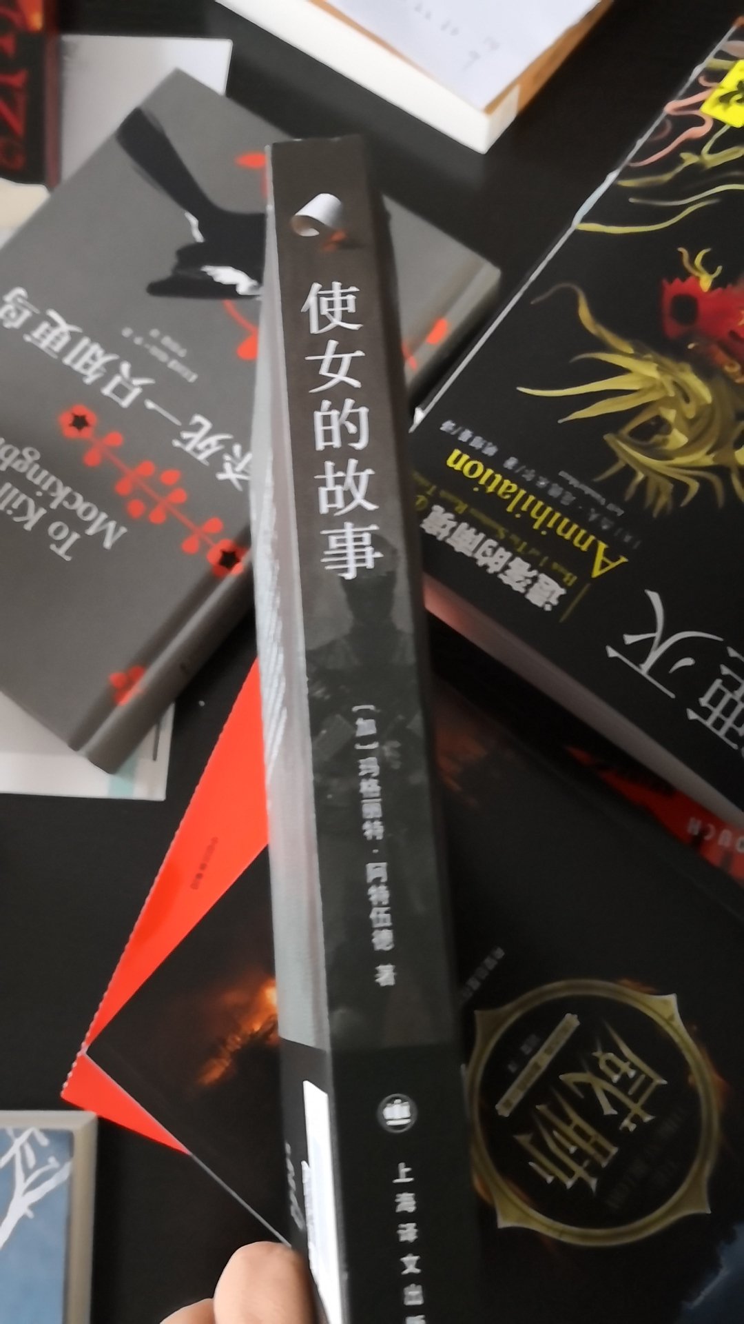小说中探讨的女性生育自由、代孕、人口衰退、环境恶化等问题在特朗普时代的美国重又引发热议,媒体和公众纷纷宣称,“阿特伍德的小说正在成为现实”.