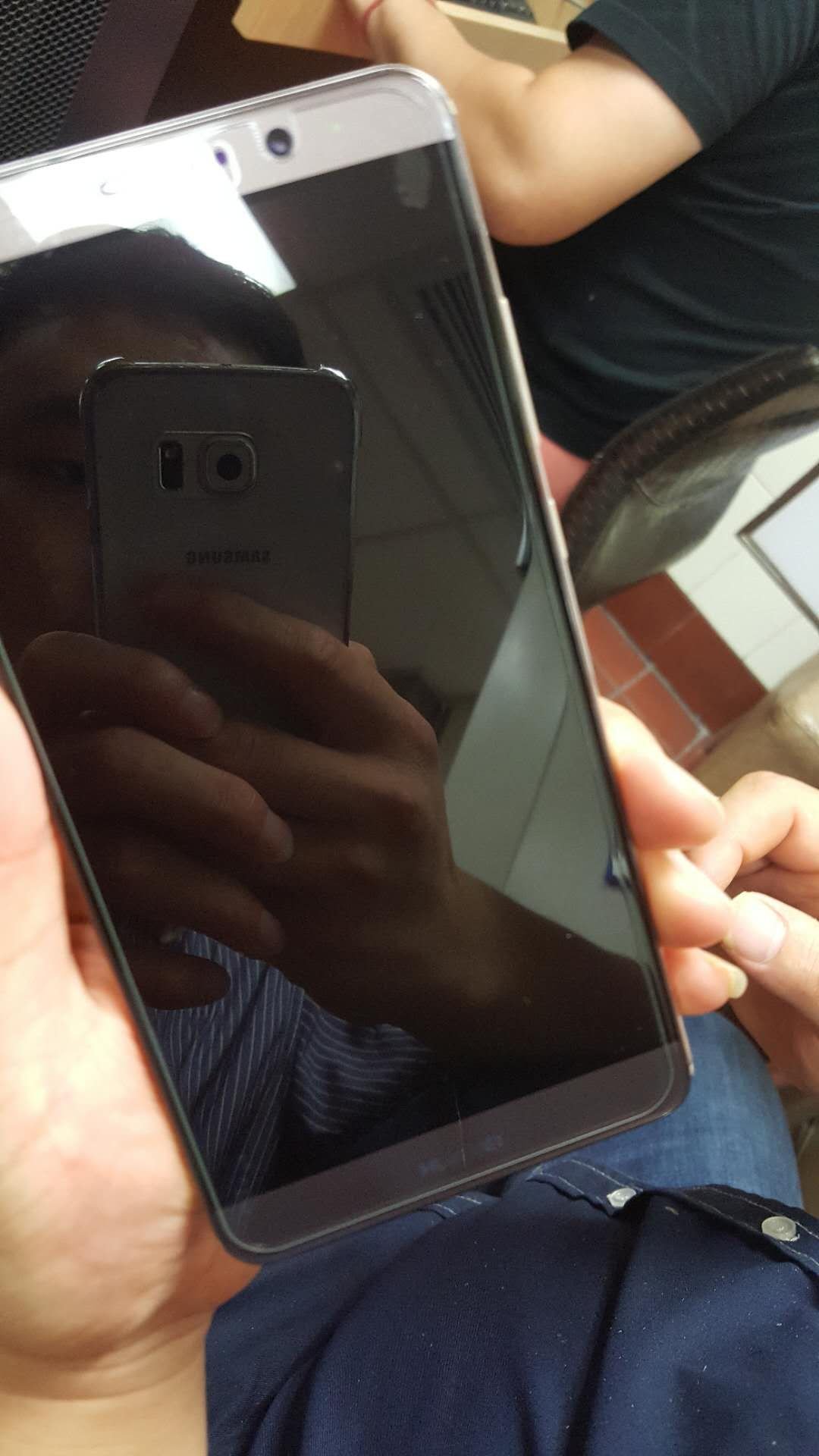 贴膜。感觉有点小。