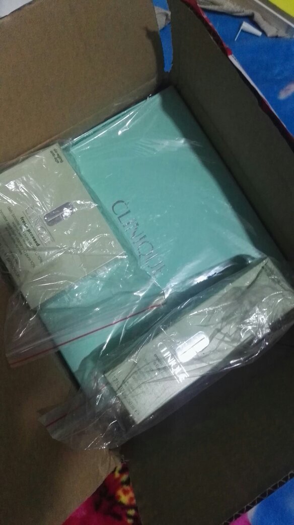 很不错,就是价格有点小贵,买了之后,老头子说他心疼的一晚上没睡好觉哈哈哈哈哈哈哈哈哈哈哈哈?,第一次买了维C,感觉脸部变得细嫩了很多,这次几乎是买了全套了,家里还有一瓶倩碧的日霜,希望皮肤可以有所改善,变得可以白一点。俗话说一白遮九丑嘛?,妈妈总希望我可以白一点?什么时候能白一点我就可以更漂亮了,希望倩碧可以做到