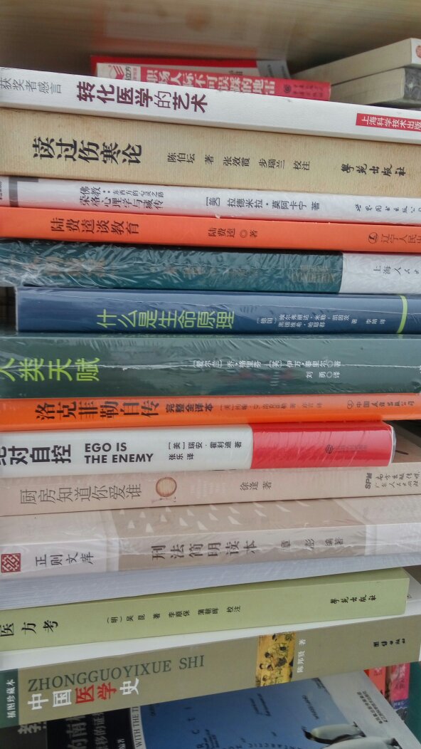 书是活动价买的,买了很多,统一评价,书的质量参差不齐,有的书很好,质量好,性价比也高,有的书就是浑水摸鱼,是积压很久的消库存书。买的时候,经验之谈供各位书友参考:一,看评价很重要,重点看中差评,再结合个人需要;二,看详情,出版信息看出版社、出版时间、页数,多少开,这样可以对要买的书有一个相对直观的判断,先甄别出太薄太小的类似口袋书;内容详情看作者、目录、内容摘要,那些谁谁推荐,排行榜什么之类可以略过,靠吹的那些书买的时候慎重看看再下单(有次看梁文道采访说,某本书腰封写了梁文道推荐,梁致电该出版社,出版社的编辑说,梁老师,我很尊重您,但您能确定全国只有您一个人叫梁文道吗?);三、补充:翻译过来的书,译者很重要,版本很重要。专业书,作者的资历很重要。