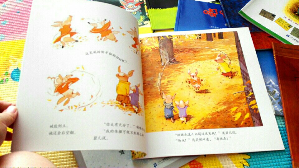 翻译不够口语,儿童化,很多时候要自己翻译成小朋友的语言。画面太温馨可爱了,让人爱不释手。和女儿一起画小猪,不知不觉都变成了故事里的猪。