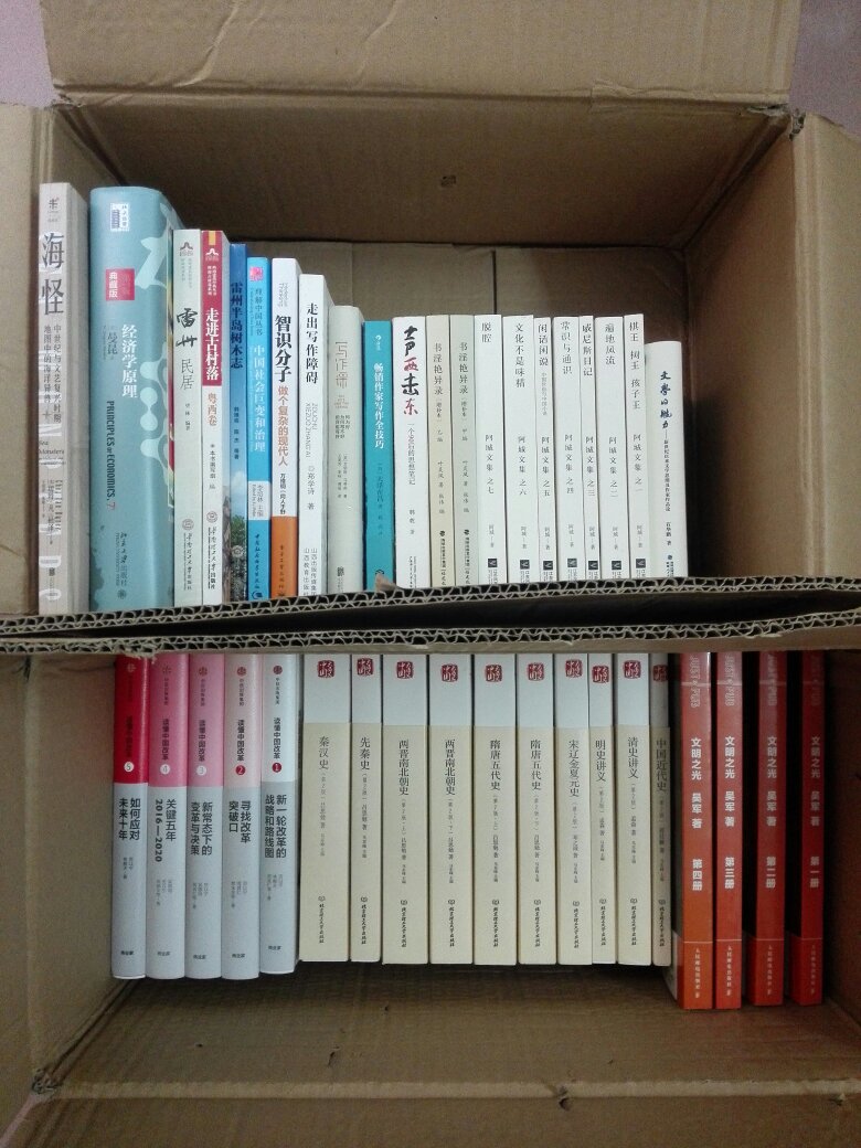 今年年中又买了一堆书。买书如山倒,读书似抽丝。 “二手东”:很多书没有塑封,灰尘多,偶尔还有黑手印,都不知道转了几手了;“小气东”:美术类的书规格一般比普通书大一点,箱子明明装不下了打包的还是死压进去,有些精装书书脊褶皱,送过来时箱子往往有一边被挤破了,当然更惨的是就一简陋塑料袋装着。总之,谢谢治好我的洁癖和轻微强迫症,因为这里图书活动用券后常常三折左右,比dangdang、zhuoyue四五折划算,虽然活动一开始收藏夹很多好书瞬间没货等活动结束又有货,虽然活动价格飙升活动后又降下来——“套路东”。反正套路习惯就好,将近三折还好。 可惜这次《冰与火之歌》英文版皮革精装本折扣力度不大、《汉语大字典》(缩印本)不搞活动……