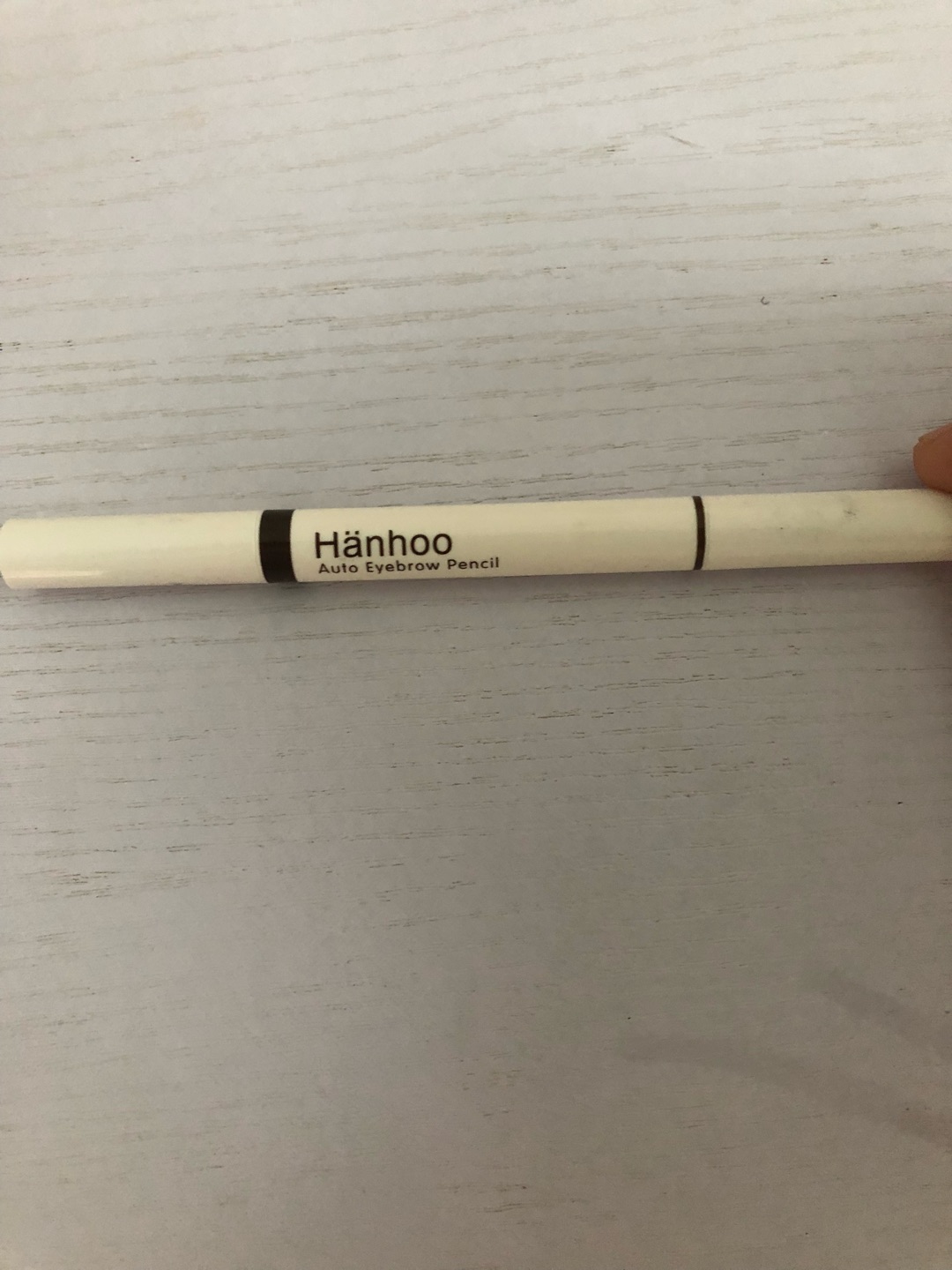 很好上色,不飞粉,深棕颜色也不会特别深,质地细滑,自带的眉刷也很好用。