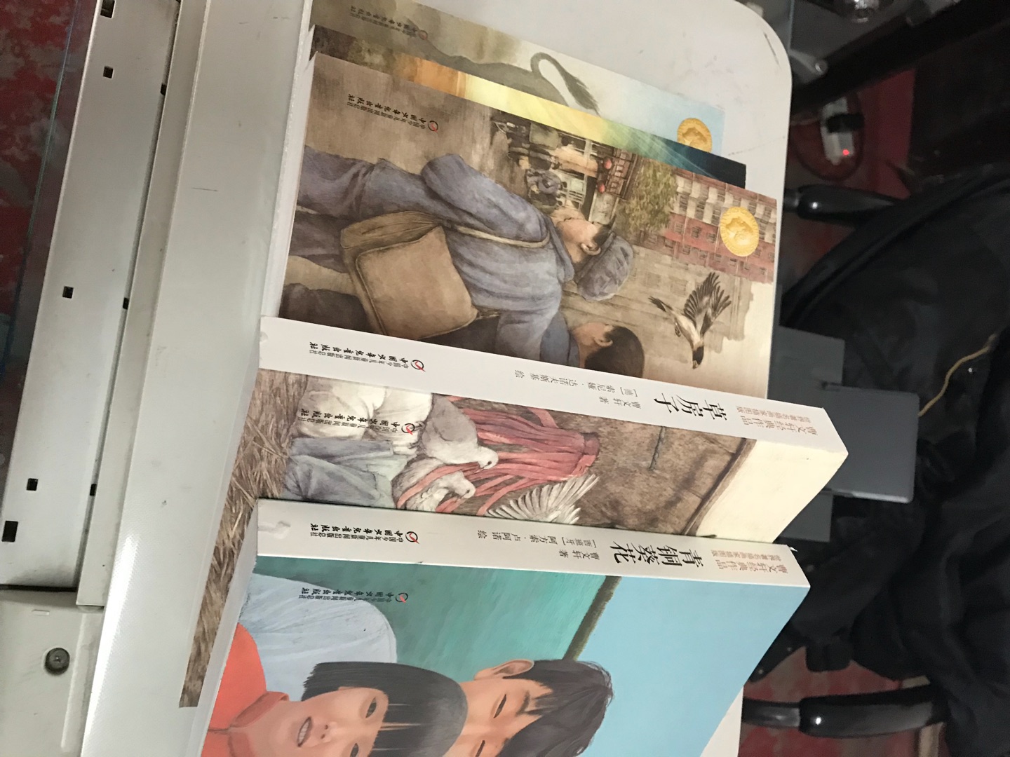 特别喜欢曹文轩老师的书,和孩子一起看,从叮叮当当开始追书的,每一本都是经典。的活动也很给力,买了好多。给孩子囤着吧,还有特别喜欢这个版本的书,插画很漂亮赏心悦目。买齐了这个版本慢慢看…