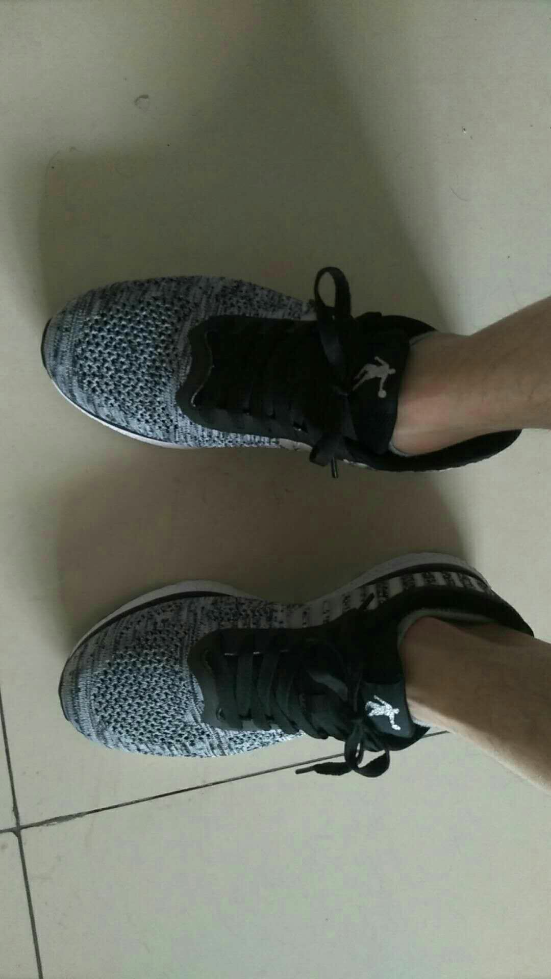 看了这么多终于买到一款合适的了,轻便透气不捂脚,喜欢
