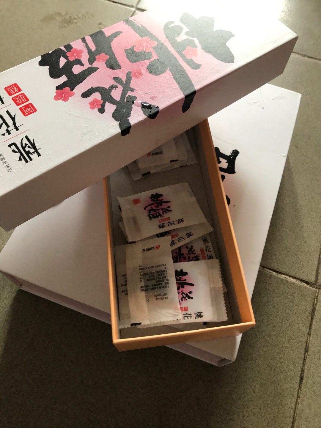 第一次吃这种阿胶,感觉还不错想吃就可以吃了跟零食一样