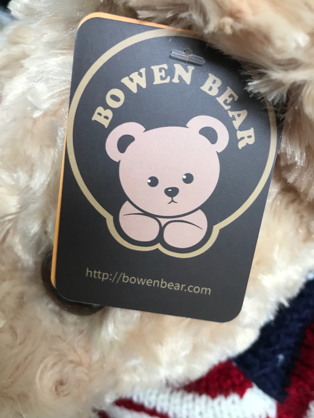 跟图片不太像,图片的熊脑袋圆圆的,可是实物是尖尖的,打了瘦脸针,腿也是细长的。标签也不一样。之前在别处买过一只,脸就是圆圆的。